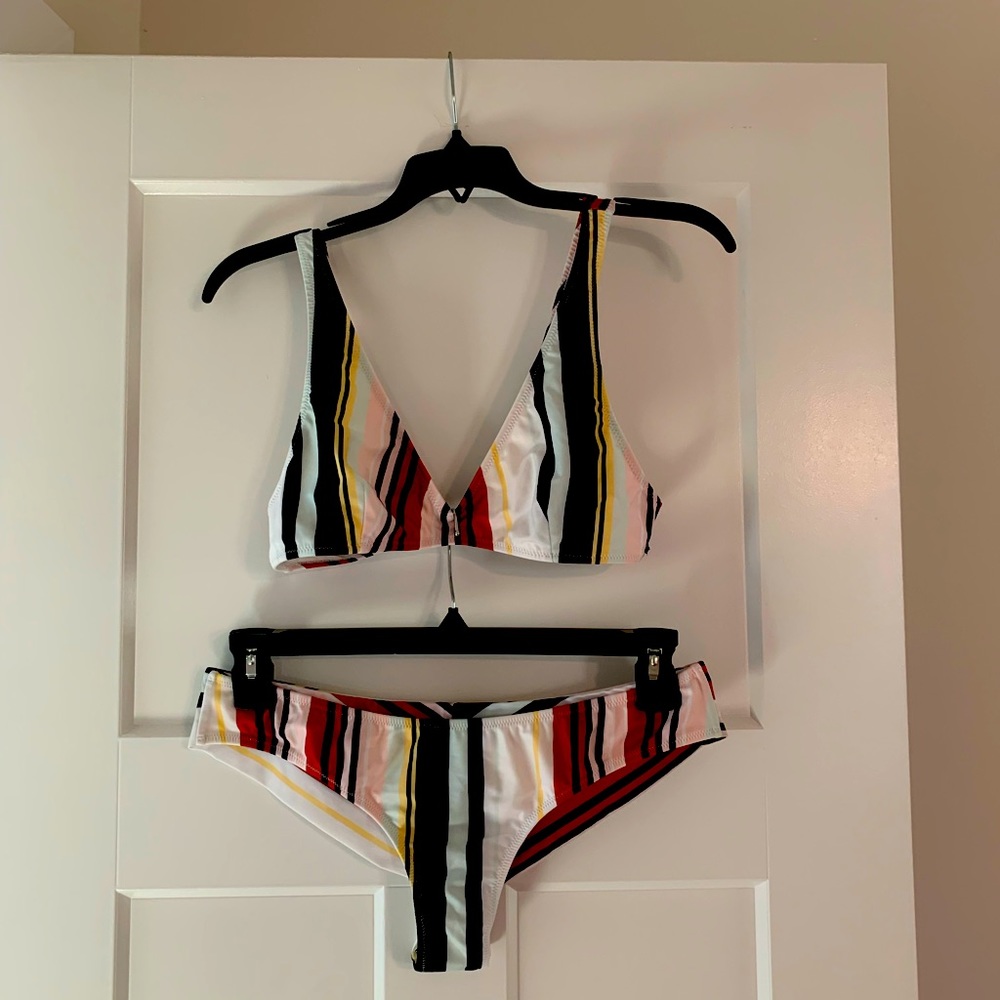 Volcom cheeky bottom bikini set. Sz M. Never worn.
